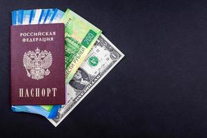 passaporte russo com dinheiro foto