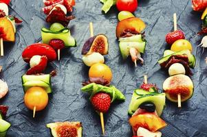 lanche fácil de legumes, frutas, carne e frutos do mar foto