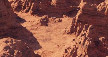 3d renderização do terreno imaginário do planeta marte, paisagem do planeta marte, deserto erodido laranja com montanhas e sol, ilustração realista de ficção científica. foto