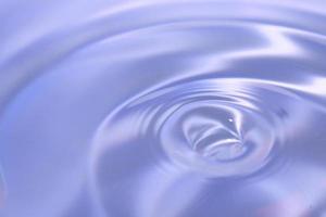 lindo fundo azul em forma de círculos na água. fundo desfocado abstrato universal. foto