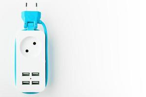 soquete de extensão com porta usb em fundo branco para carregar telefones e dispositivos eletrônicos, cabo de alimentação azul. foto