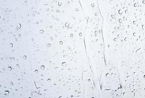 gotas de chuva branca no carro de vidro para textura e plano de fundo foto