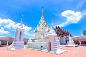 wat phra borommathat chaiya, surat thani pagode branco sobre fé para adoração na tailândia céu azul e nuvem branca no dia foto