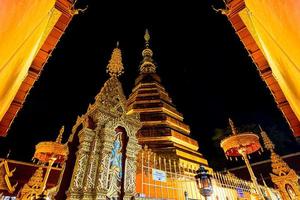 phrae tailândia-outubro 13,2019 wat phra that cho hae pagode dourado em phrae tailândia marco do turista foto