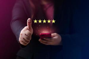 conceito de satisfação do cliente. mão com o polegar para cima ícone de rosto sorridente de emoção positiva e cinco estrelas com espaço de cópia. Satisfação de 5 estrelas, excelente experiência de classificação de negócios foto