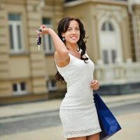 mulher sorridente fazendo compras foto