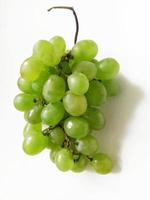 cacho de uvas verdes frescas isoladas no fundo branco foto