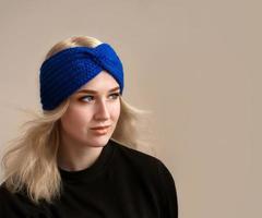 retrato de jovem loira com faixa de lã de malha azul foto