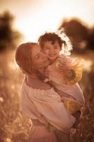 comunicação de mãe feliz com filha em um campo de trigo foto