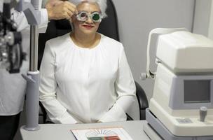 oftalmologista mede a visão de uma mulher idosa. foto