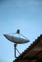 antena parabólica no telhado. foto