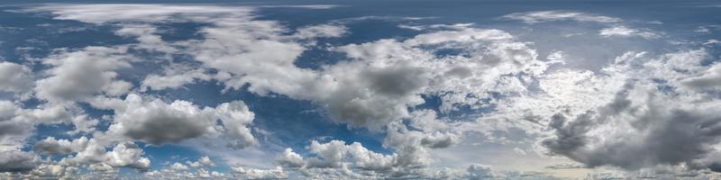 céu azul com belas nuvens como visão panorâmica hdri 360 sem costura com zênite para uso em gráficos 3d ou desenvolvimento de jogos como cúpula do céu ou editar tiro de drone foto