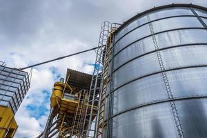 Elevador de celeiro de silos agro com linha de limpeza de sementes em planta de fabricação de agroprocessamento para processamento de limpeza de secagem e armazenamento de produtos agrícolas foto