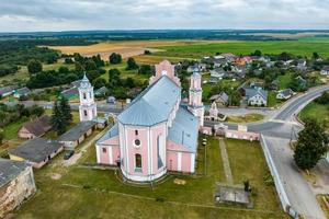 vista aérea no templo barroco ou igreja católica na zona rural foto