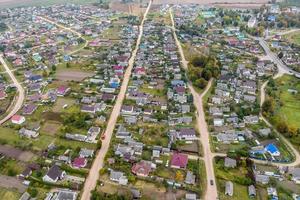 vista aérea panorâmica do empreendimento privado com casas de campo ou vila foto