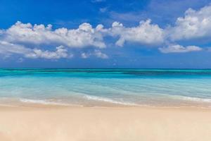 closeup areia praia mar ondas e céu azul de verão. paisagem panorâmica da praia. praia tropical vazia e marinha, horizonte. brilhante costa exótica calma, vista tranquila à beira-mar natureza relaxante luz solar foto