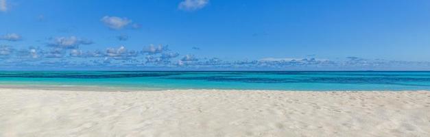 closeup areia praia mar ondas e céu azul de verão. paisagem panorâmica da praia. praia tropical vazia e marinha, horizonte. brilhante costa exótica calma, vista tranquila à beira-mar natureza relaxante luz solar foto