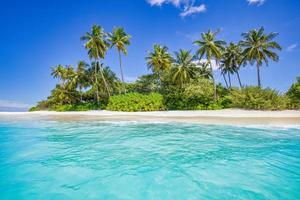 fundo de viagens de verão. ilha de praia tropical exótica, costa paradisíaca. palmeiras areia branca, incrível céu oceano lagoa. fundo de natureza linda fantástica, férias inspiradoras idílicas de dia ensolarado foto