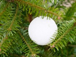 bola de plástico branca na árvore de natal foto