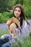 linda jovem no campo de lavanda. foto