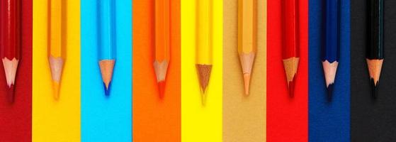 lápis de cor em um fundo multicolorido. muitos lápis de cores diferentes. foto