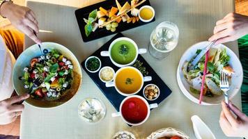 comendo salada de frango com sopas diferentes foto