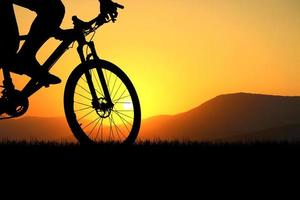 silhueta de bicicleta de montanha com belas vistas. foto