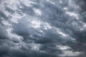 céu dramático com nuvens de tempestade foto
