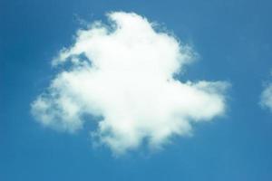 céu azul com nuvem close up