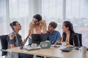 grupo de colegas de trabalho tendo reunião informal no escritório foto