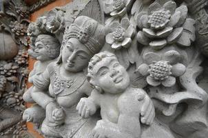 escultura em pedra de inspiração hindu, bali, indonesa