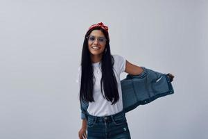 funky jovem em bandana olhando para a câmera e sorrindo foto