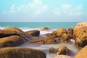 pedra e onda do mar céu azul - rayong tailândia