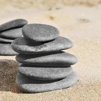 pilhas de pedras na areia de uma praia