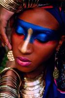 linda mulher negra com maquiagem colorida com ornamentos de ouro foto