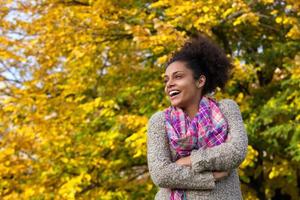jovem feliz em pé ao ar livre no outono foto