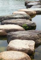 caminho de pedra zen em um jardim japonês foto
