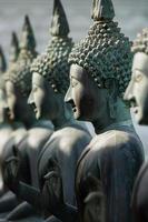 linha de estátuas de Buda foto