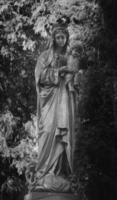 estátua da virgem maria com o bebê jesus cristo foto