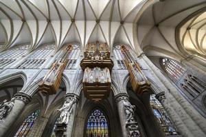 catedral santos-michel-et-gudule de bruxelles, bélgica foto