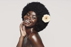 retrato de uma bela jovem africana olhando para a câmera e sorrindo foto