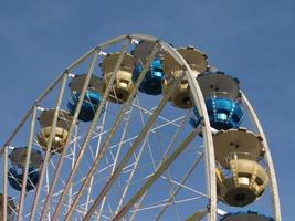 roda gigante em uma feira foto