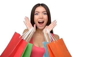 mulher asiática alegre depois de fazer compras com sacolas foto