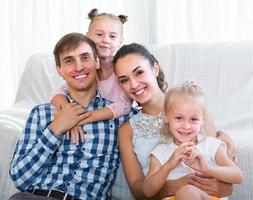retrato de família com filhos em casa foto