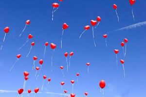balões de coração vermelho em um céu azul