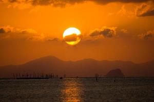 céu do sol no lago songkhla, Tailândia.