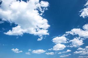 nuvens fofas no céu azul