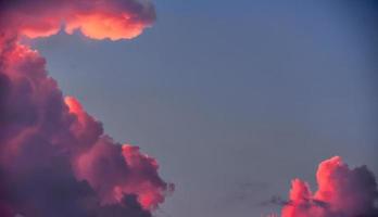 nuvens de tempestade no céu com iluminação vermelha foto