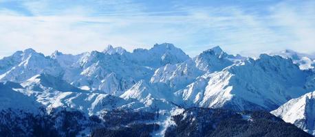 cena alpina de inverno sob um céu azul foto