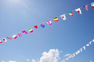 bandeiras de muitas nações em um dia de campo
